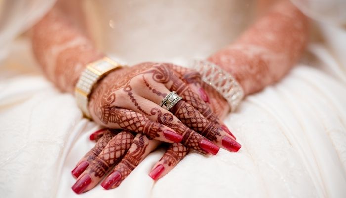 Book Henna Service In-Salon & At Home - Unique Glow App